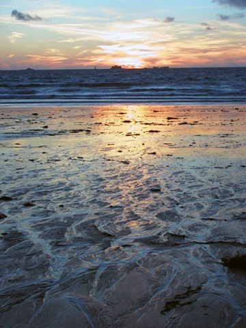 jeuxd'eau et de lumières sur le sable.jpg